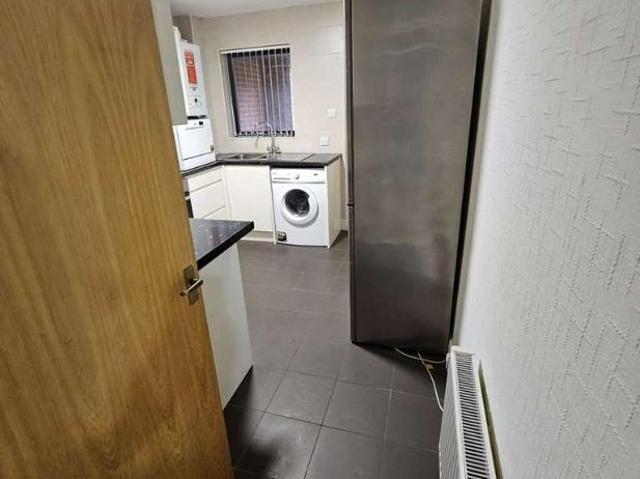 Flat for sale in Lane, Greater London