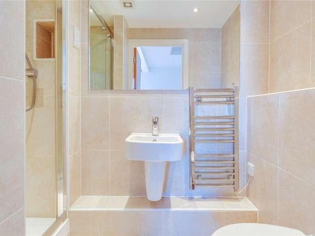 Flat for sale in Henley-on-Thames, Berrick Salome