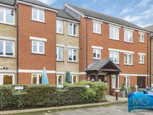 Flat for sale in New Barnet, Greater London