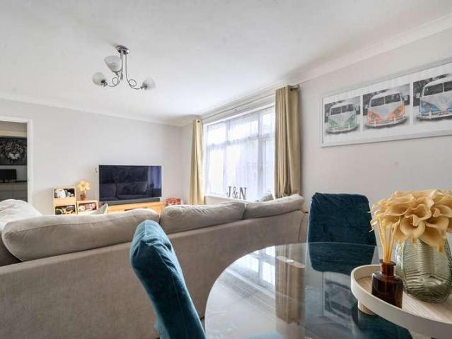Flat for sale in Chepping Wycombe, Flackwell Heath