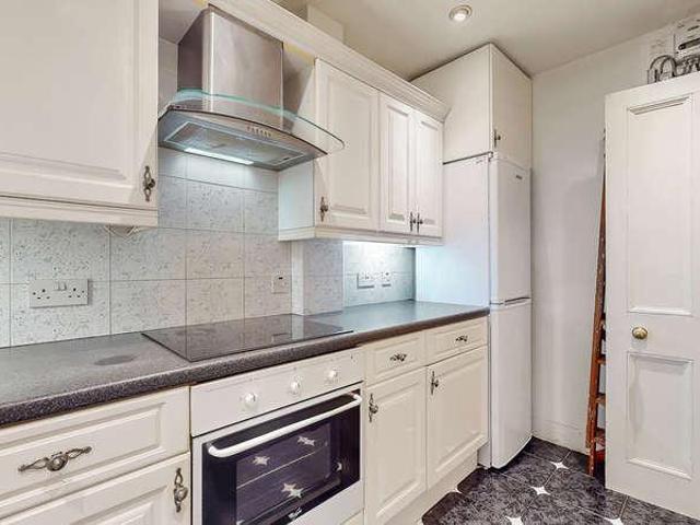 Flat for sale in Broomhill, Scotland