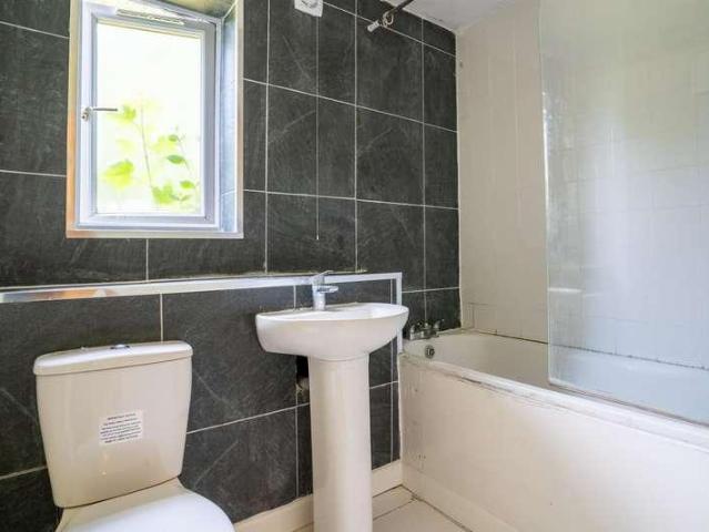 Flat for sale in London Borough of Hounslow, Heston