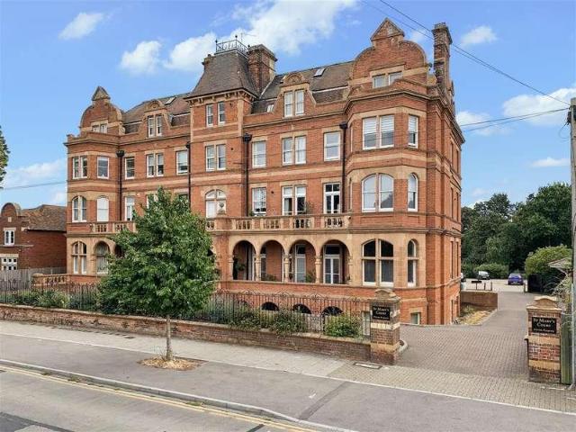 Flat for sale in Oxenden, The Bridge