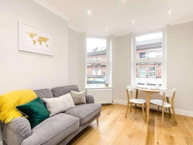 Flat for sale in Willesden Green, Greater London