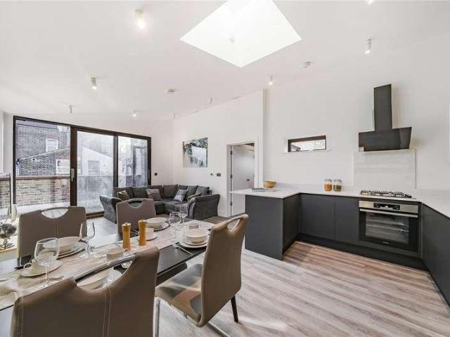 Flat for sale in E12, London