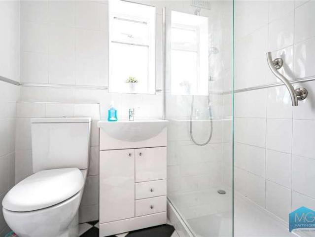 Flat for sale in Whetstone, Greater London