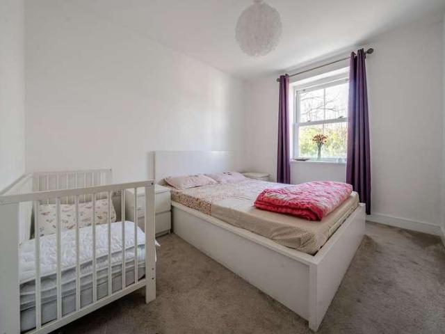 Flat for sale in Oxted, Hillview
