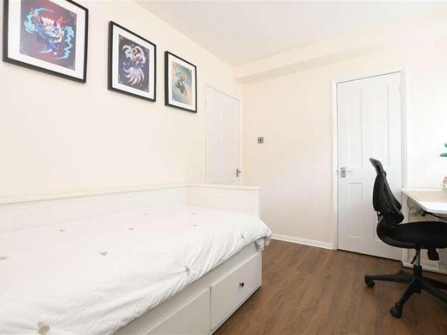 Flat for sale in Wallington, Greater London