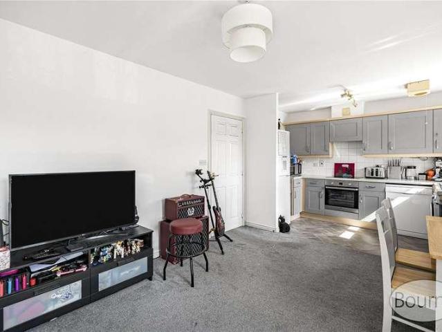 Flat for sale in Westborough, Surrey