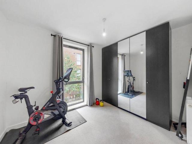 Flat for sale in London Borough of Croydon, Addiscombe