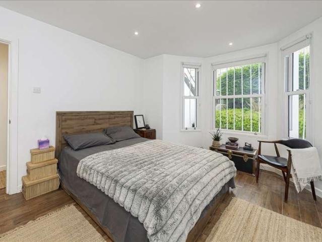 Flat for sale in Shepherd's Bush, Greater London