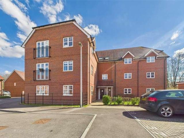 Flat for sale in Wokingham, Emmbrook