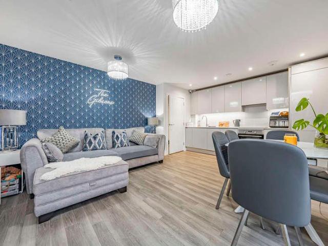 Flat for sale in Ickenham, Greater London