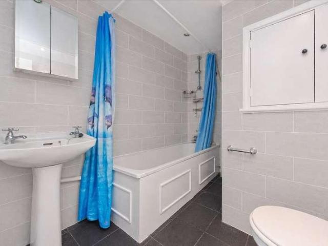 Flat for sale in Shepherd's Bush, Greater London