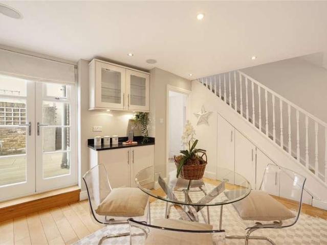 Flat for sale in London Borough of Wandsworth, Greater London