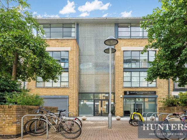 Flat for sale in London Borough of Hounslow, Greater London