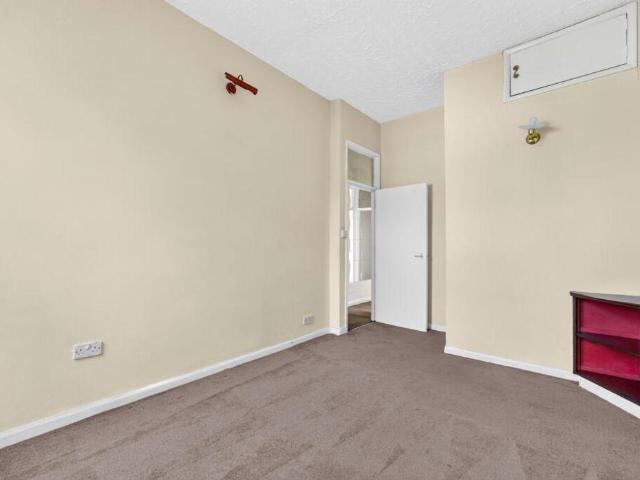 Flat for sale in Stroud Green, Greater London