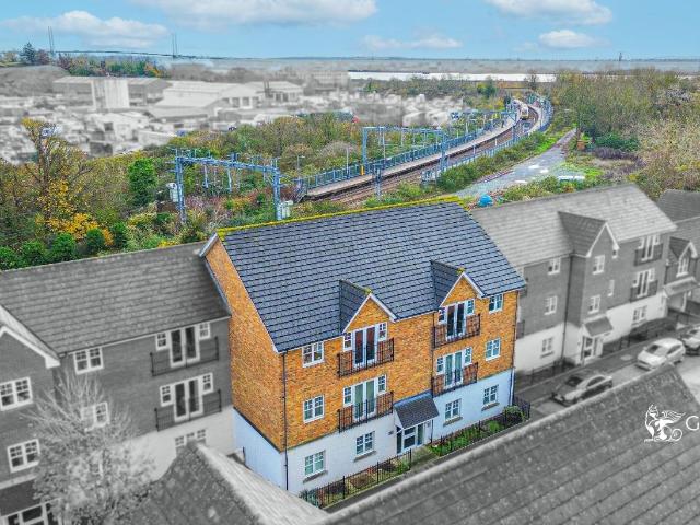 Flat for sale in Purfleet, Essex