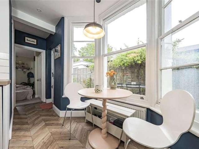 Flat for sale in New Malden, Greater London