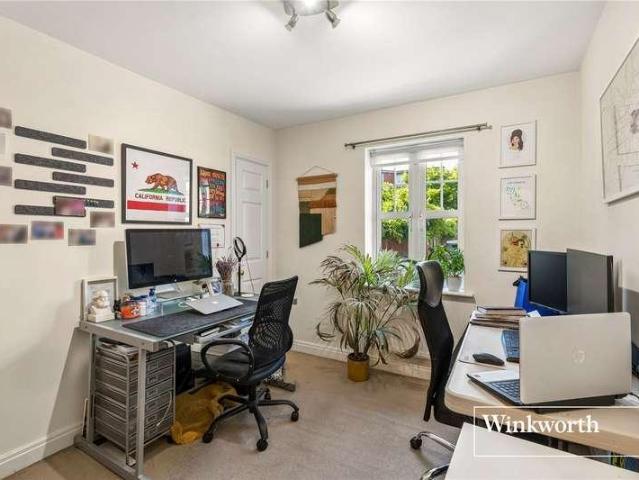 Flat for sale in West Finchley, Greater London
