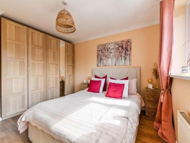 Flat for sale in Longlands, Greater London