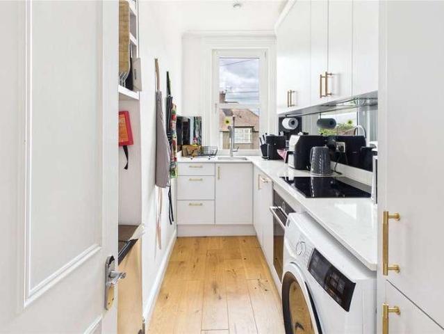 Flat for sale in Streatham, Greater London