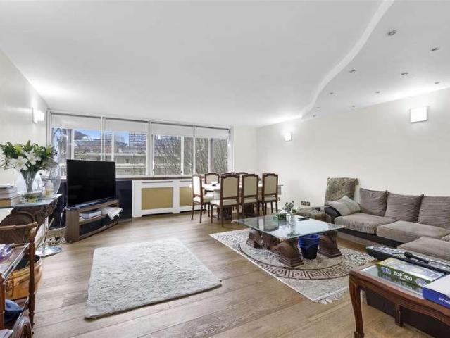 Flat for sale in Paddington, Greater London