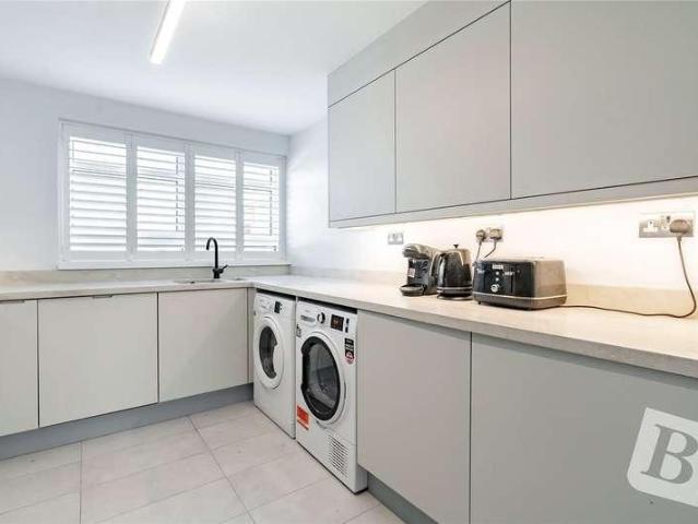 Flat for sale in Upminster, Greater London