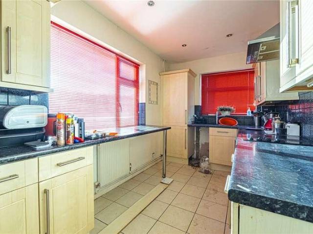Flat for sale in Bourne End, Pouchen End
