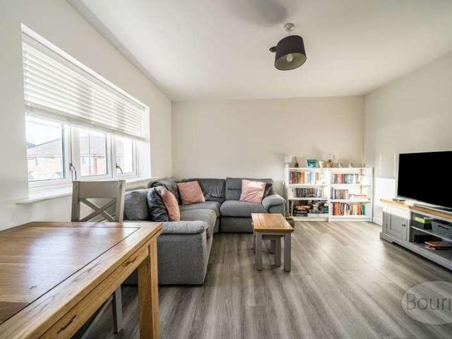 Flat for sale in Fole, Surrey