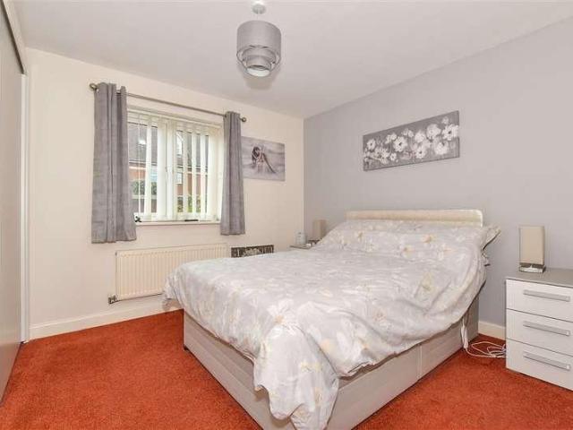 Flat for sale in The Bridge, Kent