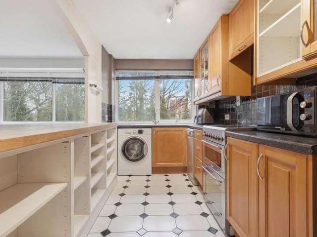 Flat for sale in Wanstead, Greater London