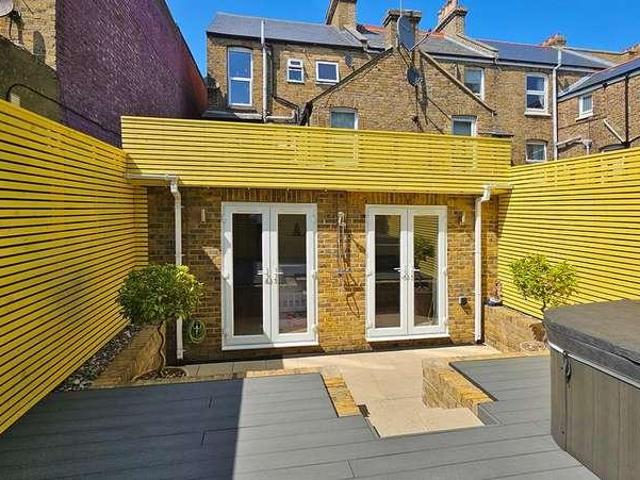 Flat for sale in Oxenden, The Bridge