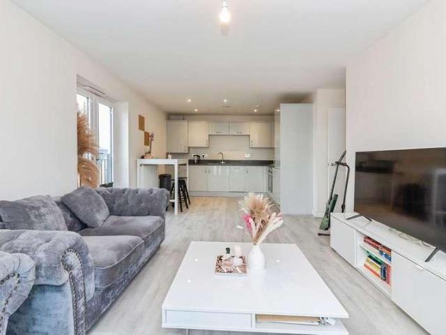 Flat for sale in Whitley Wood, Reading
