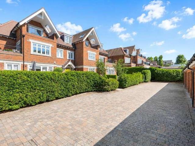 Flat for sale in Cockfosters, Greater London