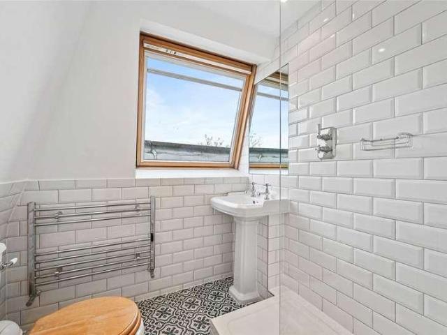 Flat for sale in Shepherd's Bush, Greater London