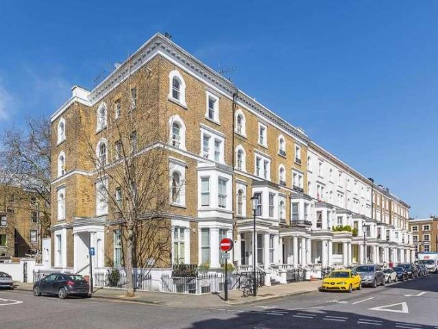 Flat for sale in Earl's Court, Greater London