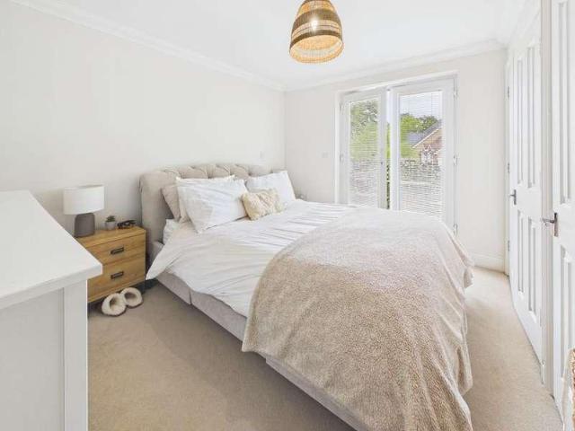 Flat for sale in Caterham Valley, Hillview