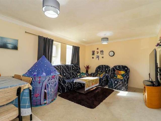 Flat for sale in Wakefield, Eastmoor