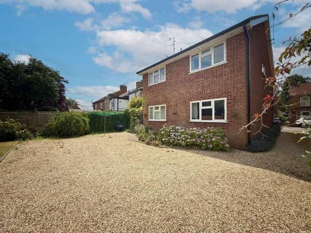 Flat for sale in Lower Ascott, Buckinghamshire