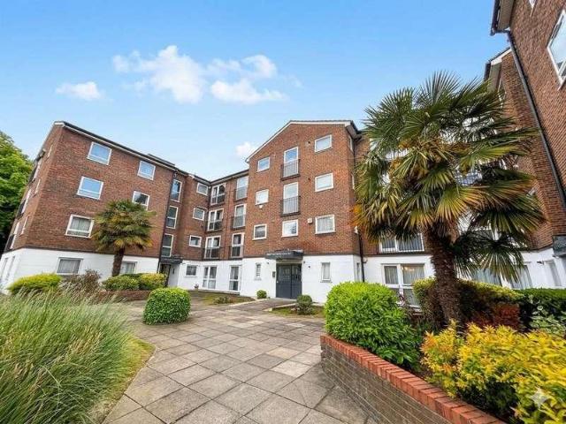 Flat for sale in Hendon, Greater London
