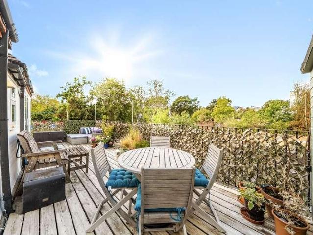 Flat for sale in Surbiton, Greater London