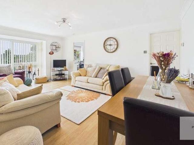Flat for sale in Heaton Park, Bury