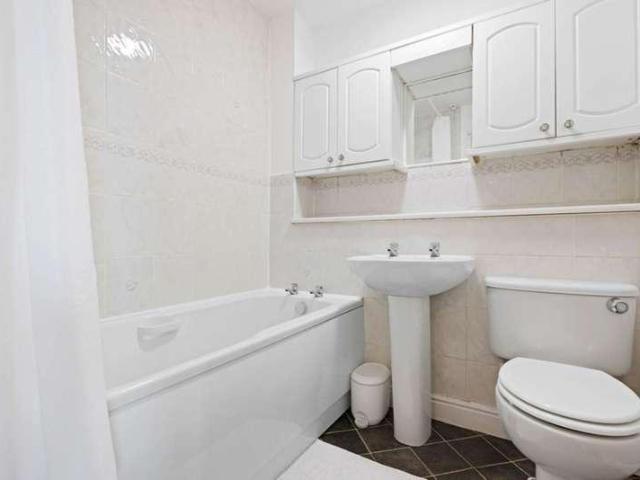 Flat for sale in Erskine, Park Mains