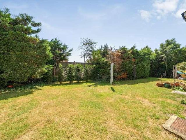 Flat for sale in Worcester Park, Greater London
