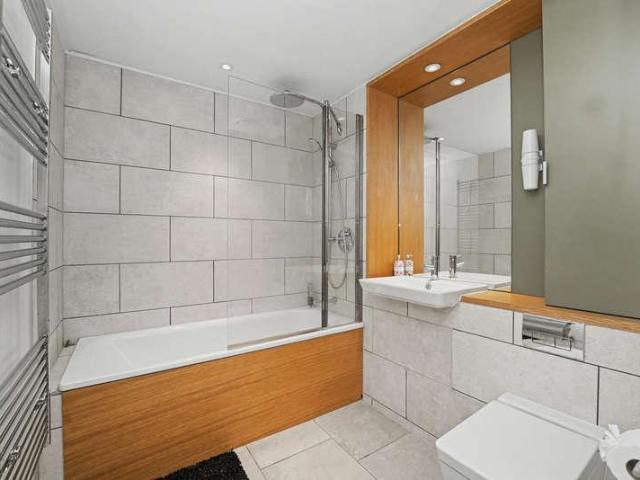 Flat for sale in Canning Town, Greater London