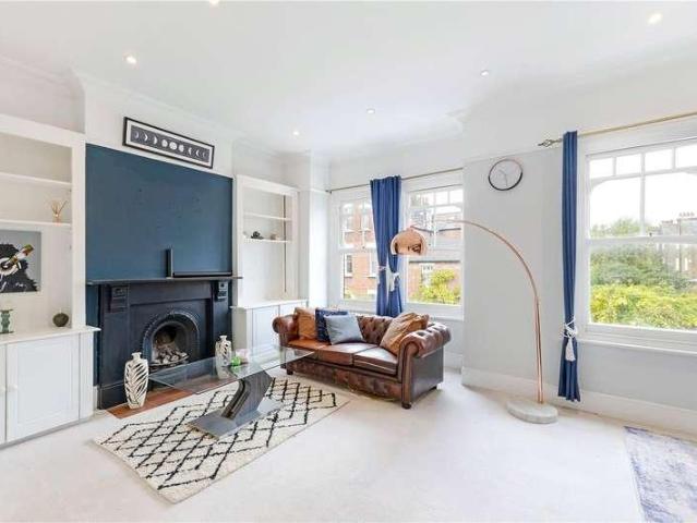 Flat for sale in Clapham, Greater London