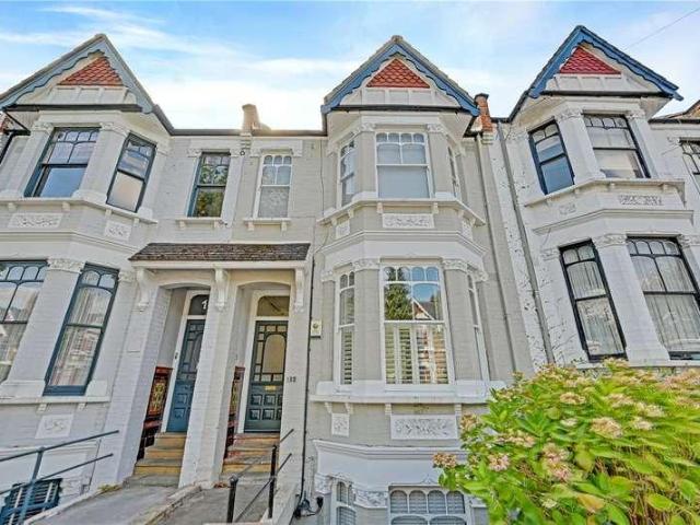 Flat for sale in Brondesbury Park, Greater London