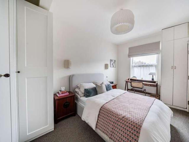 Flat for sale in Holloway, Greater London