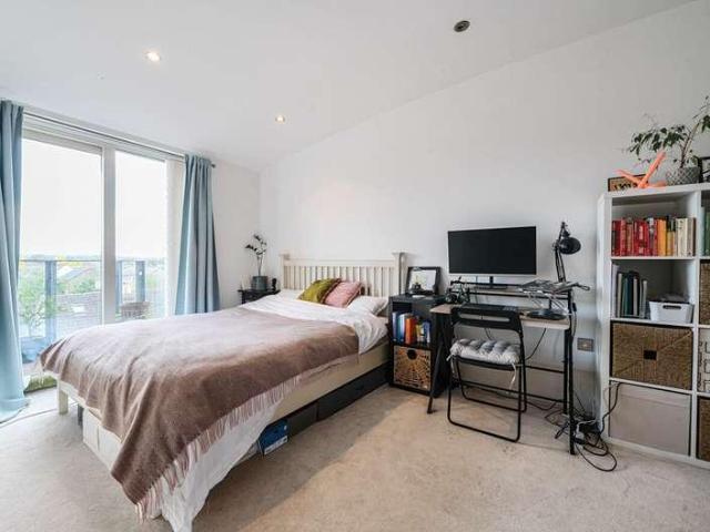 Flat for sale in Buckhurst Hill, Buckhurst Hill